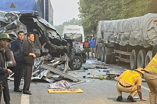 Xe khách va chạm liên hoàn với ô tô đầu kéo ở Lạng Sơn, 5 người tử vong