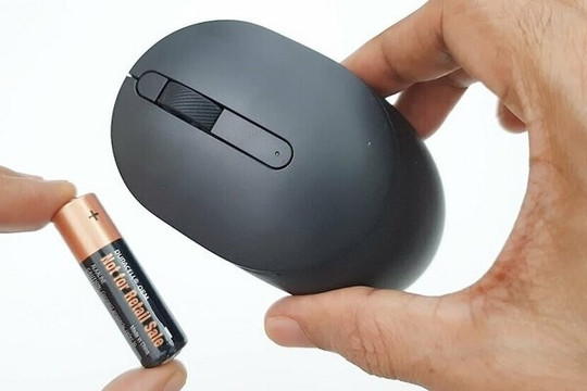 Nên chọn chuột không dây với pin rời hay pin tích hợp?