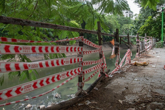Cầu thủng sàn, hàng loạt lan can dọc các sông ở Hà Nội gãy đổ, xuống cấp