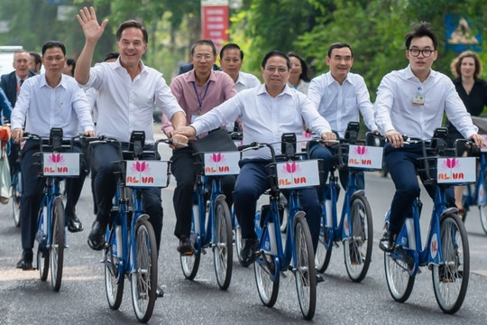 Thủ tướng Phạm Minh Chính đạp xe dạo phố Hà Nội cùng Thủ tướng Hà Lan