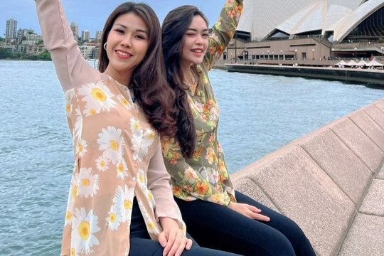 Hai cô gái Việt mặc áo bà ba đi giữa trời Tây khiến ai cũng phải ngoái nhìn