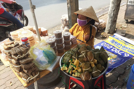 Quầy bánh đặc biệt của người phụ nữ thiếu tứ chi ở Biên Hòa