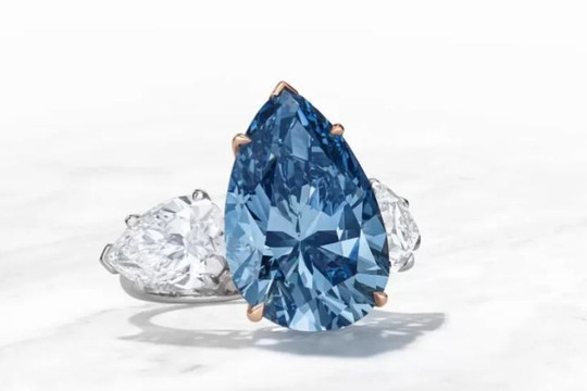 Chiếc nhẫn gắn viên kim cương quý hiếm Bleu Royal có giá 50 triệu USD