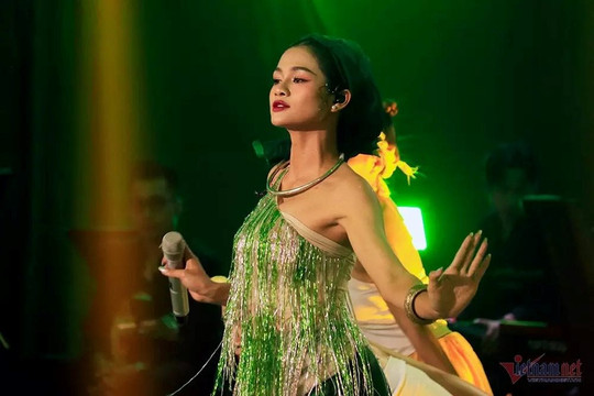 'Cô bé nhà quê 1m74' Vũ Hiền Hellen cân nhắc thi hoa hậu sau Vietnam Idol