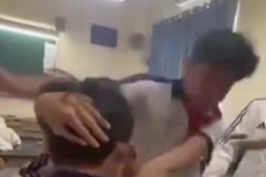 Giáo dục tuần qua: Nam Định cấm học sinh THCS đi xe máy điện, nam sinh đánh bạn