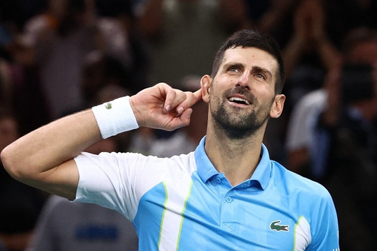 Thắng nghẹt thở Rublev, Djokovic vào chung kết Paris Masters 2023