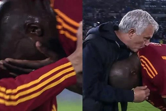 Lukaku bật khóc trong vòng tay HLV Mourinho sau bàn thắng vỡ òa cảm xúc