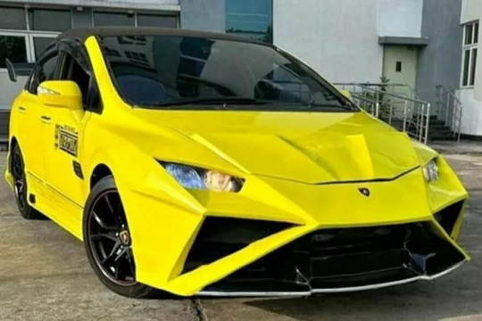 Honda Civic trang trí phong cách siêu xe Lamborghini