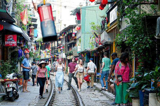 Phố cà phê đường tàu ở Hà Nội, nên cấm hay quản?