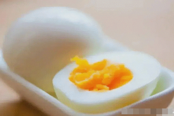 Khi luộc trứng đừng dùng nước lạnh, công thức "12345" mới là cách làm đúng