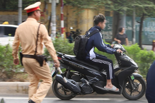 CSGT Hà Nội ra quân, hàng chục học sinh sinh viên 'đầu trần' lái xe bị xử phạt