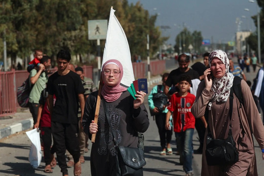 Hình ảnh dòng người dân Gaza cầm cờ trắng sơ tán về phía nam