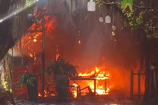 Nhân viên bất cẩn, quán nhậu rộng 200m2 ở Long An bị cháy rụi