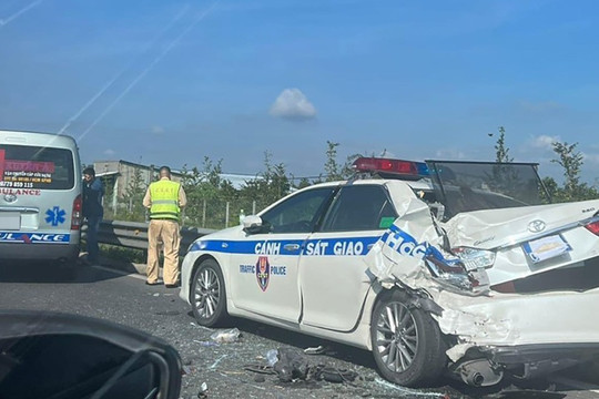 Tài xế xe cấp cứu buồn ngủ, tông trúng ô tô CSGT trên cao tốc