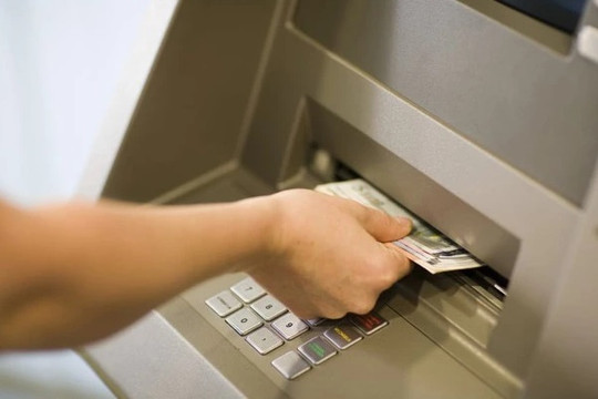 Rút tiền tại ATM nhưng máy 'nuốt tiền' không nhả, hãy bình tĩnh làm theo cách này!!!