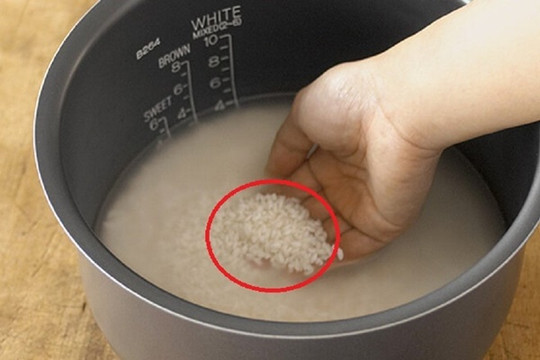 Thêm vài hạt muối khi vo gạo: Lợi ích tuyệt vời, ai không biết quá phí