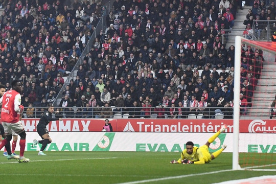 Mbappe lập hat-trick ấn tượng, PSG trở lại đỉnh bảng Ligue 1