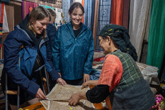 Phụ nữ Mông ổn định kinh tế, đưa sản phẩm dệt lanh Lùng Tám ra thế giới