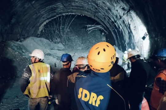 Ấn Độ: Sập hầm đường bộ, 40 công nhân mắc kẹt