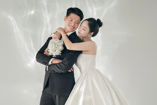 Thủ môn Phí Minh Long cưới cô giáo tiểu học sau 7 năm bên nhau