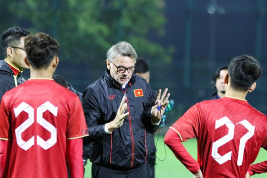 Huấn luyện viên Troussier rút gọn danh sách đội tuyển Việt Nam