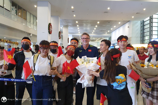Người hâm mộ chào đón đội tuyển Việt Nam tại Philippines