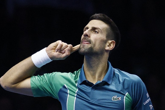 Djokovic thắng nghẹt thở Holger Rune trận ra quân ATP Finals 2023