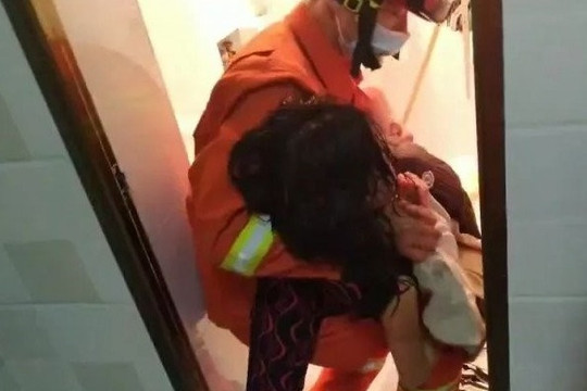 Bé gái Trung Quốc "ra đi" khi tắm lúc trời lạnh: 4 sai lầm mẹ nên tránh khi cho con tắm vào mùa đông