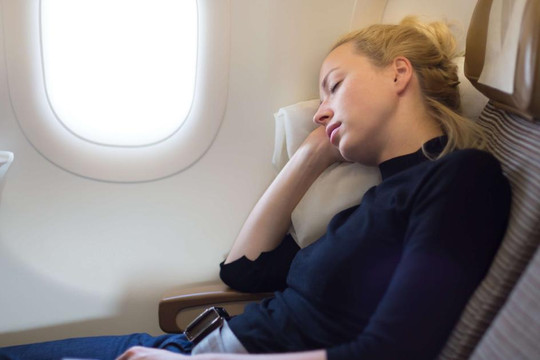 Làm gì để có giấc ngủ ngon khi đi máy bay đường dài?