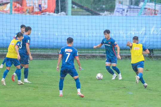 Tuyển Việt Nam nỗ lực chơi kiểm soát bóng trước đối thủ Philippines