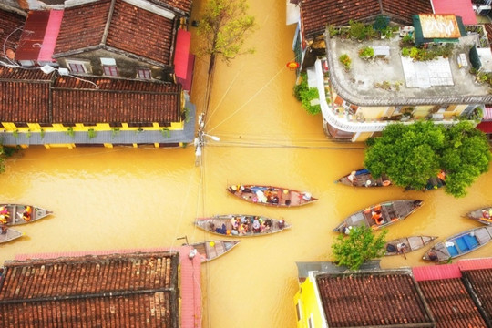 Du khách chèo thuyền, uống cà phê ngắm mùa nước lụt ở Hội An