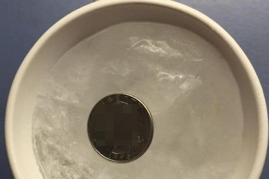 Để cốc nước đá có đồng xu vào tủ lạnh: Lợi ích tuyệt vời ít người biết