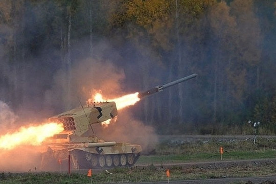 Khoảnh khắc ‘hỏa thần’ TOS-1A của Nga pháo kích căn cứ Ukraine