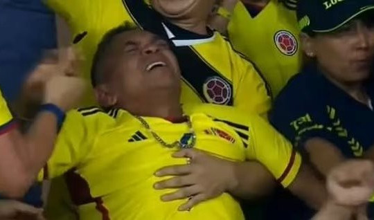 Bố Luis Diaz khóc ngất khi chứng kiến con lập đại công thắng Brazil