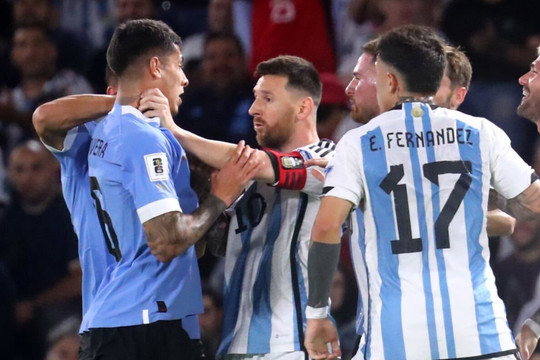 Video Messi nổi giận, bóp cổ đối thủ trong trận thua của Argentina