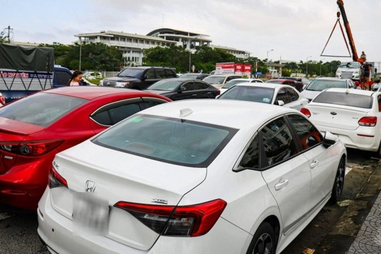 Hàng chục ô tô 'bất động' xếp hàng nằm chờ cứu hộ ở Huế