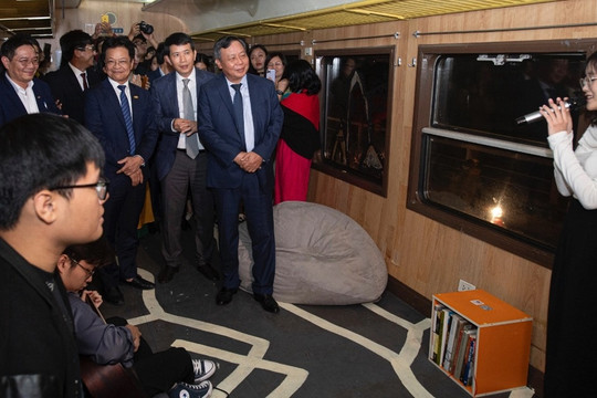 Chuyến tàu hỏa đặc biệt chạy 3km ở Hà Nội, khách được nghe đàn hát trên tàu