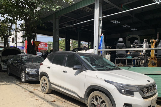 Sau đợt mưa lũ, nhiều tiệm sửa ô tô, xe máy quá tải ở Thừa Thiên Huế