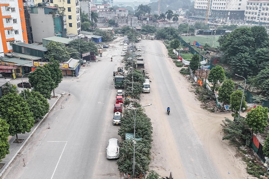 Đường nối 300 tỷ, 8 làn xe chậm tiến độ biến thành nơi đổ rác ở Hà Nội