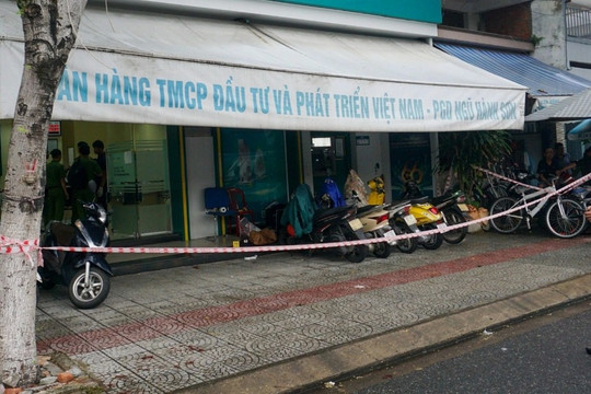 Khoảnh khắc bảo vệ gục ngã khi bị kẻ cướp ngân hàng ở Đà Nẵng đâm