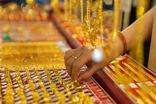 Giá vàng hôm nay 23/11/2023 vẫn 'sốt xình xịch', vàng SJC tăng 200 nghìn/lượng