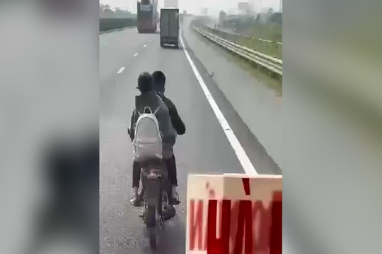 Clip xe máy luồn lách trên cao tốc trước khi xảy ra tai nạn làm 1 người chết