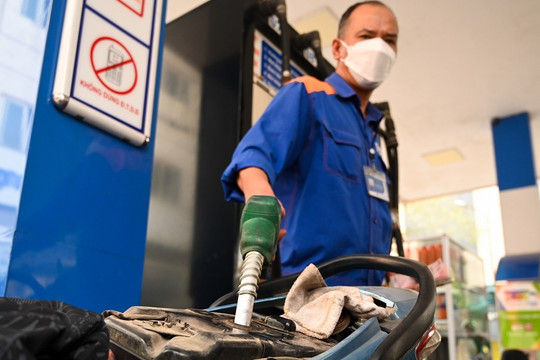 Giá xăng dầu tiếp tục giảm, RON95 còn 23.020 đồng/lít