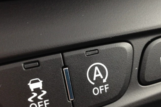 Vì sao công nghệ 'tắt máy khi dừng xe' không phổ biến trên ô tô?