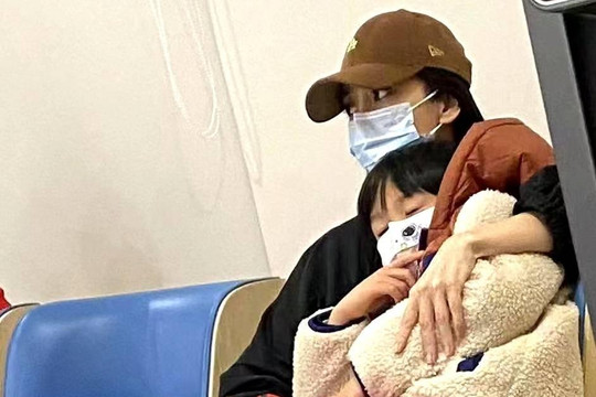 Angelababy lộ diện sau thời gian phong sát ngầm: Bịt mặt kín mít, mệt mỏi bên con trong bệnh viện lúc nửa đêm