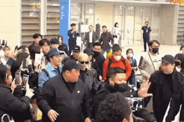 Cảnh tượng hỗn loạn ở sân bay khi BlackPink về Hàn Quốc