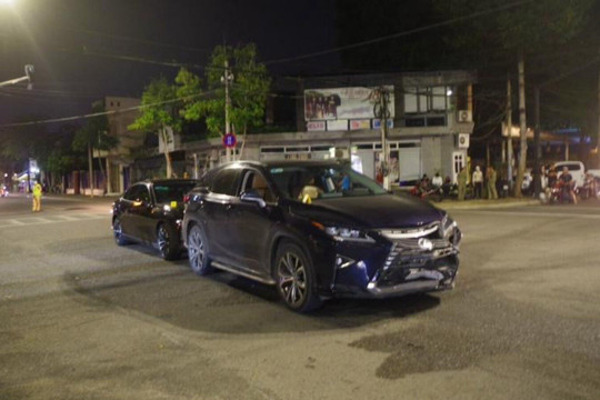 Gia hạn tạm giữ 2 tài xế vụ xe Lexus tông trực diện ô tô khác nhiều lần trên phố