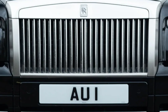 Biển số xe từng 'lộ diện' trong phim James Bond được rao bán giá cỡ 9 tỷ đồng