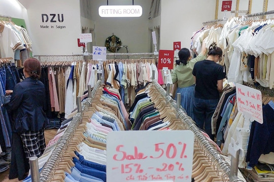 Khách đông kín ngày Black Friday, tiểu thương vẫn than doanh thu giảm 30%