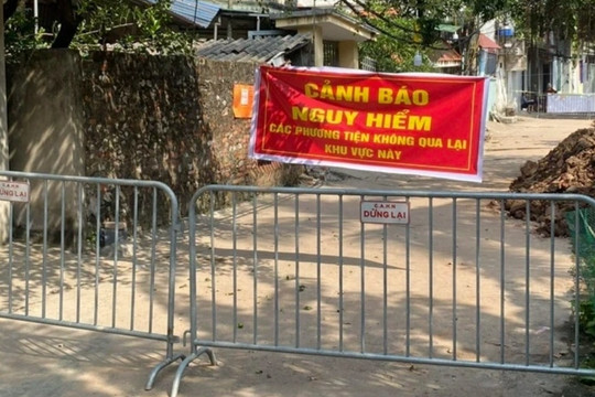 Di dời 6 hộ dân bị sụt lún nhà nghi do khoan giếng ở Hà Nội